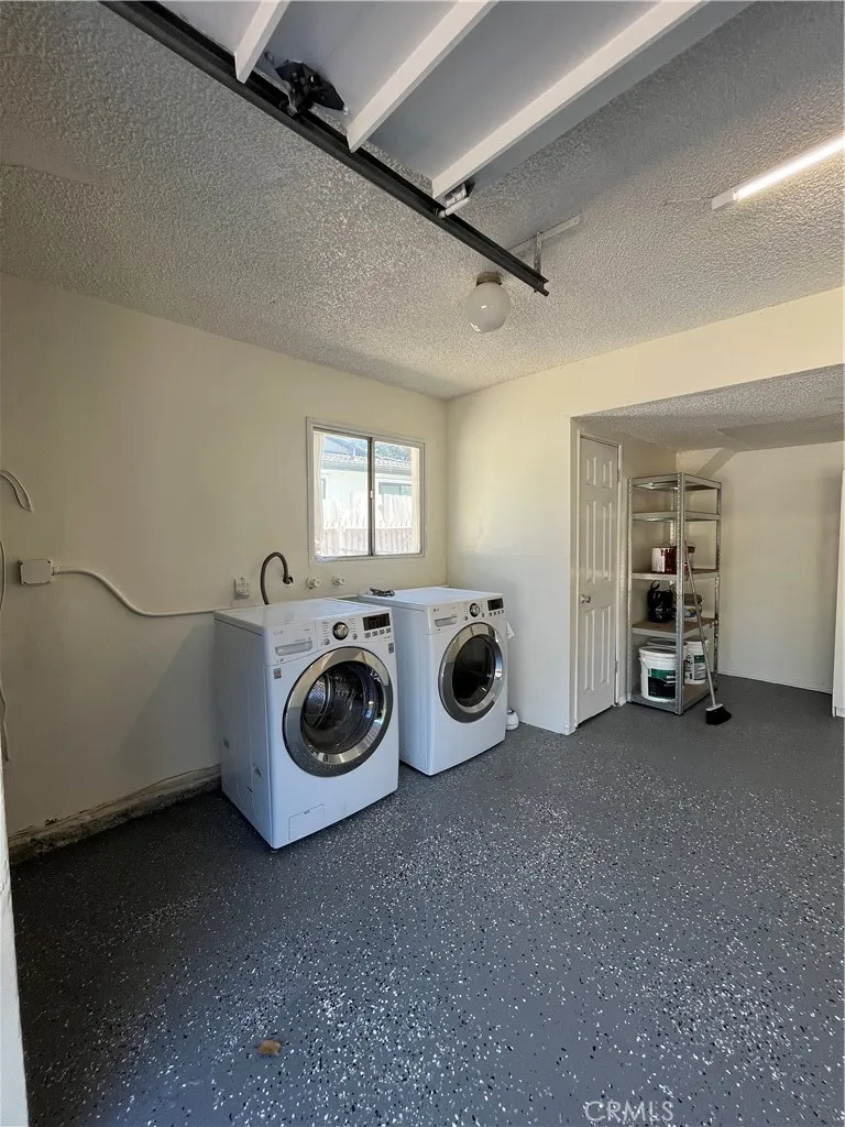 4527 Stark Woodland Hills, CA 91364
