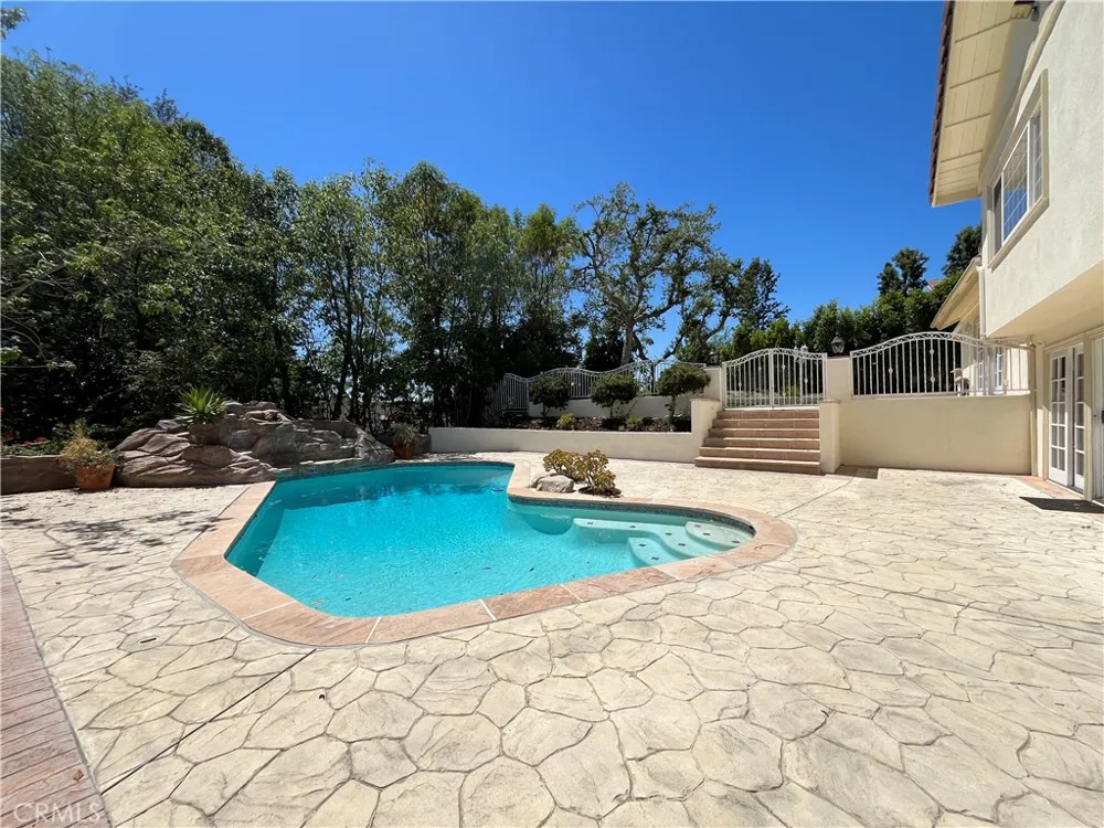 4527 Stark Woodland Hills, CA 91364