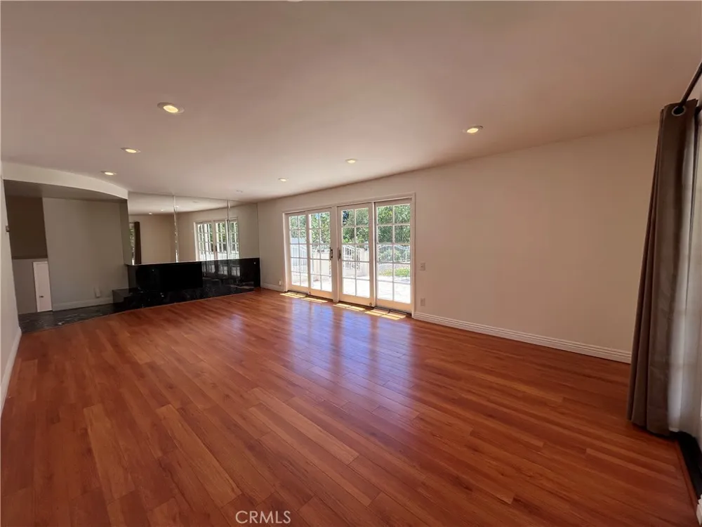 4527 Stark Woodland Hills, CA 91364