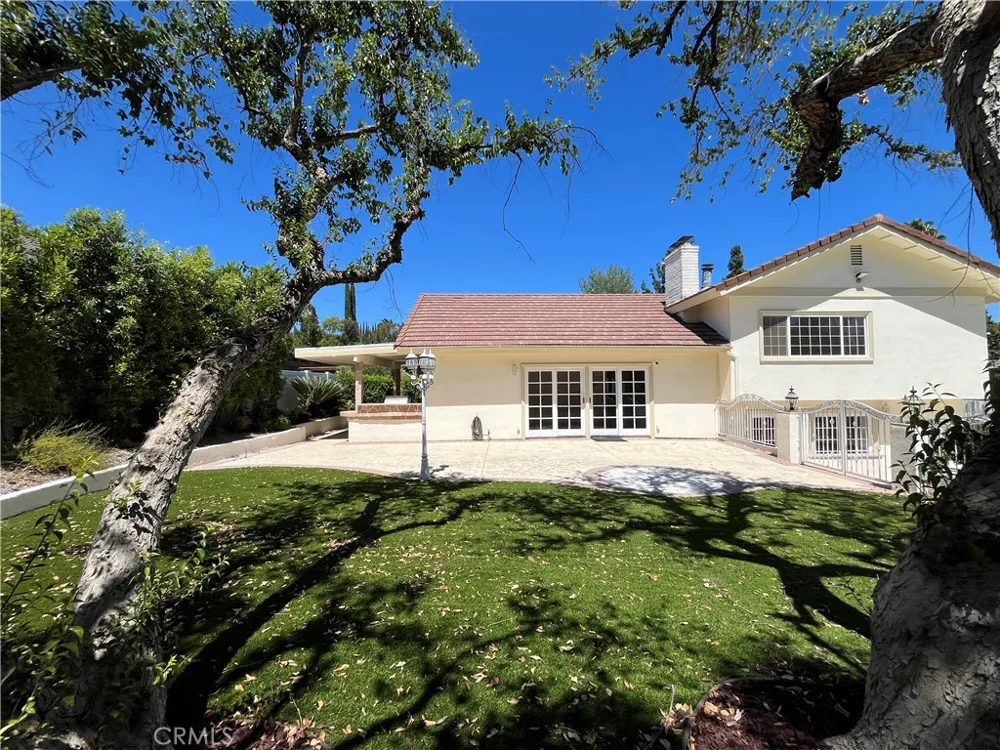 4527 Stark Woodland Hills, CA 91364