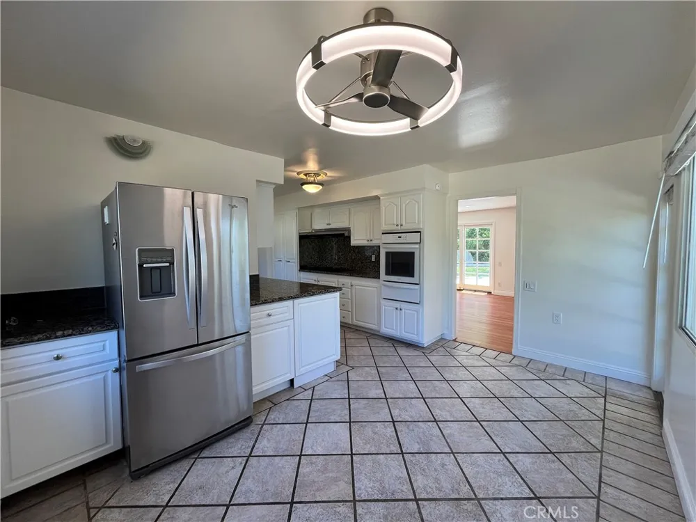 4527 Stark Woodland Hills, CA 91364
