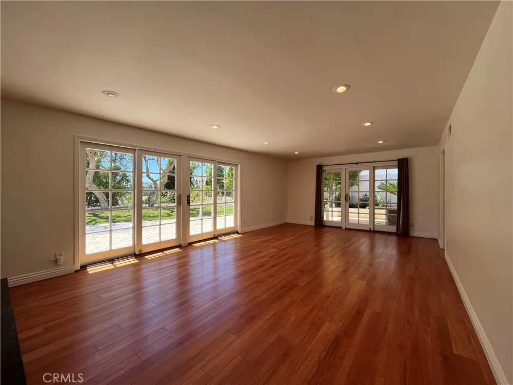4527 Stark Woodland Hills, CA 91364