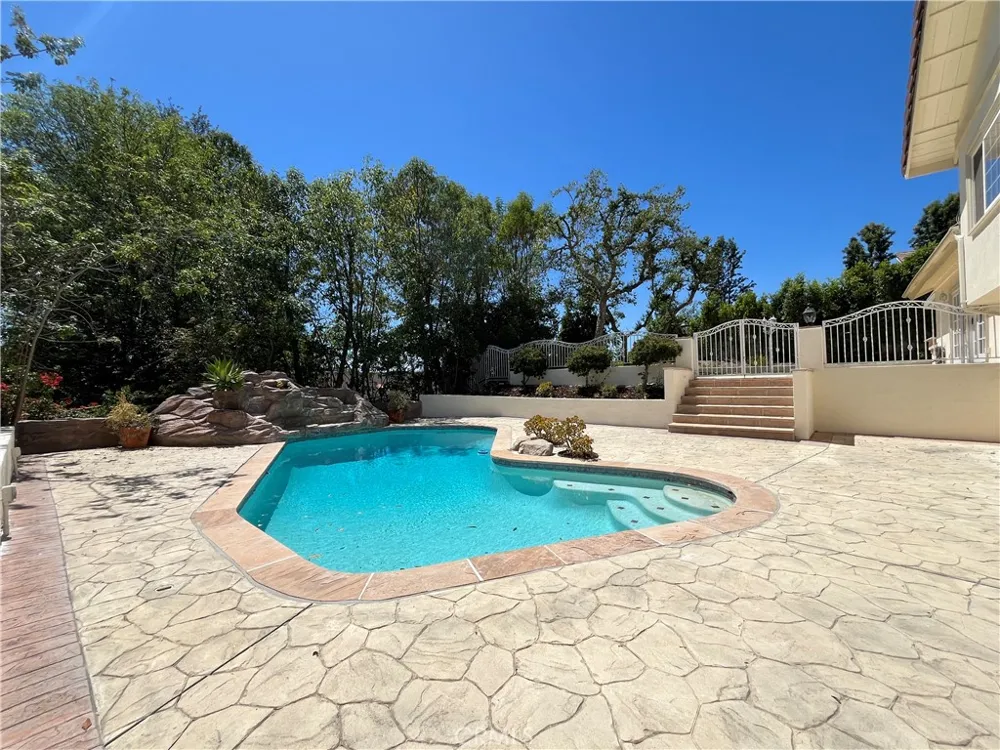 4527 Stark Woodland Hills, CA 91364