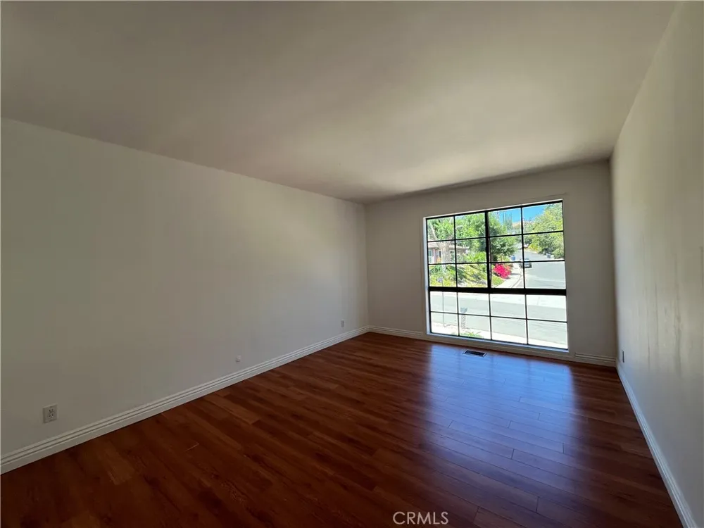 4527 Stark Woodland Hills, CA 91364