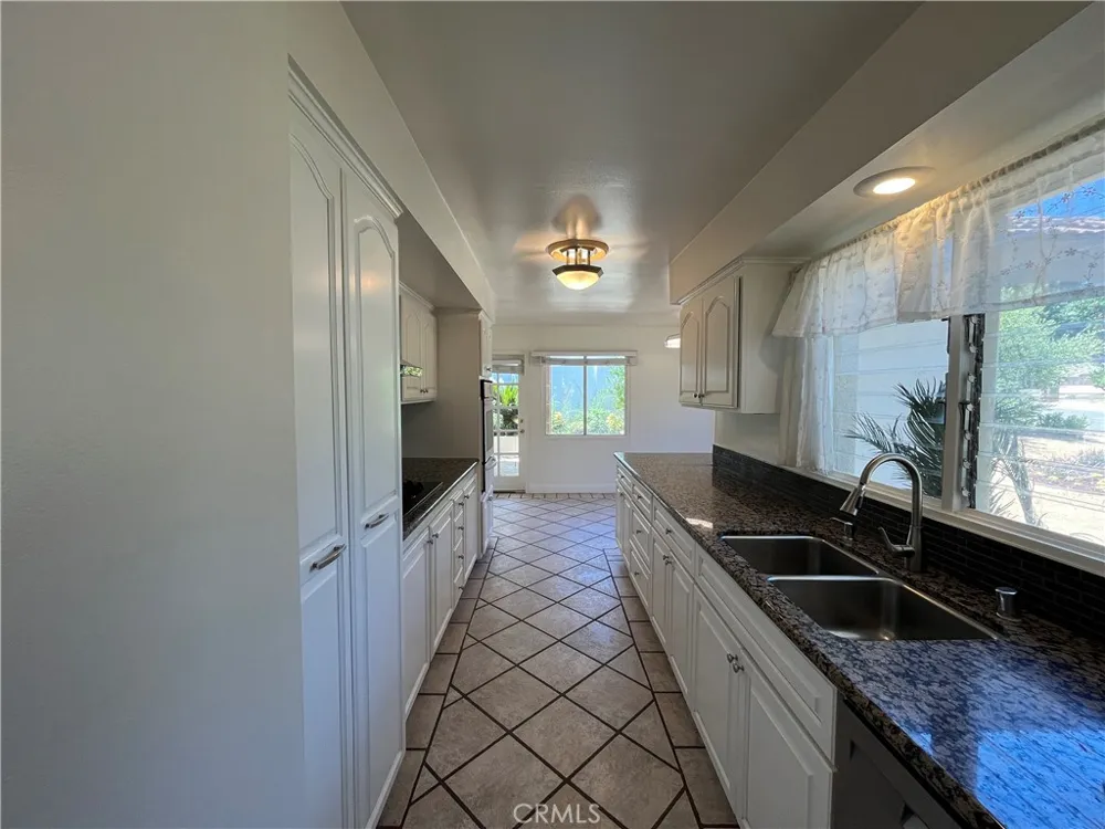 4527 Stark Woodland Hills, CA 91364
