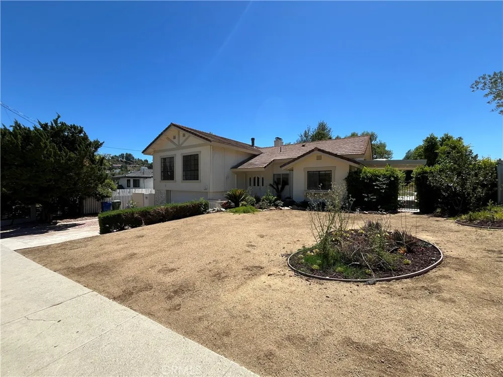 4527 Stark Woodland Hills, CA 91364