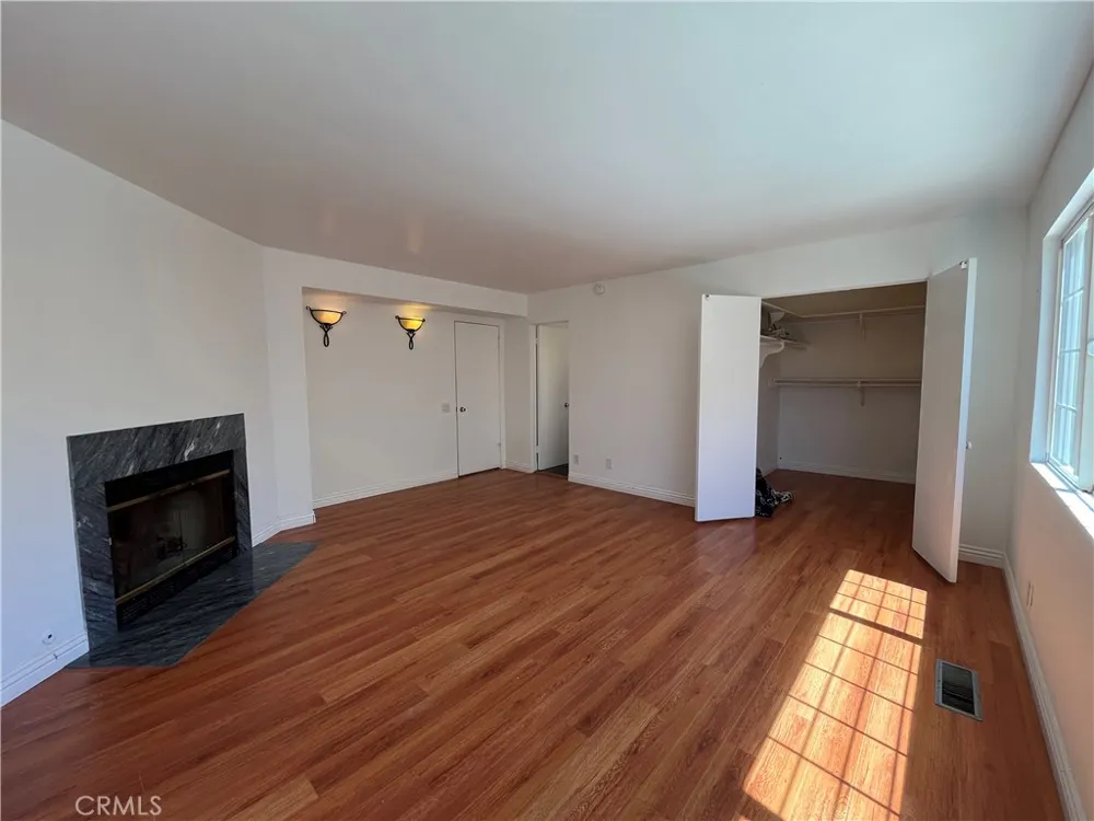 4527 Stark Woodland Hills, CA 91364