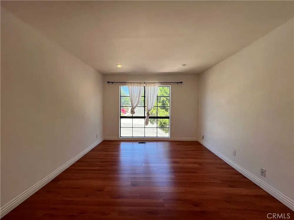 4527 Stark Woodland Hills, CA 91364