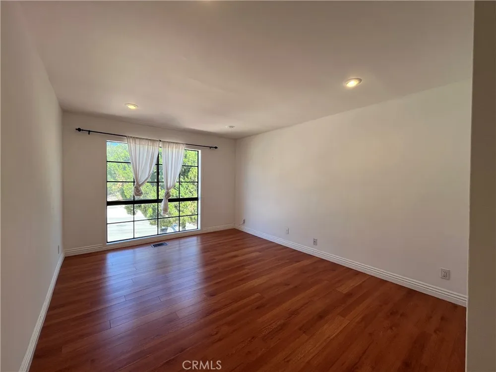 4527 Stark Woodland Hills, CA 91364