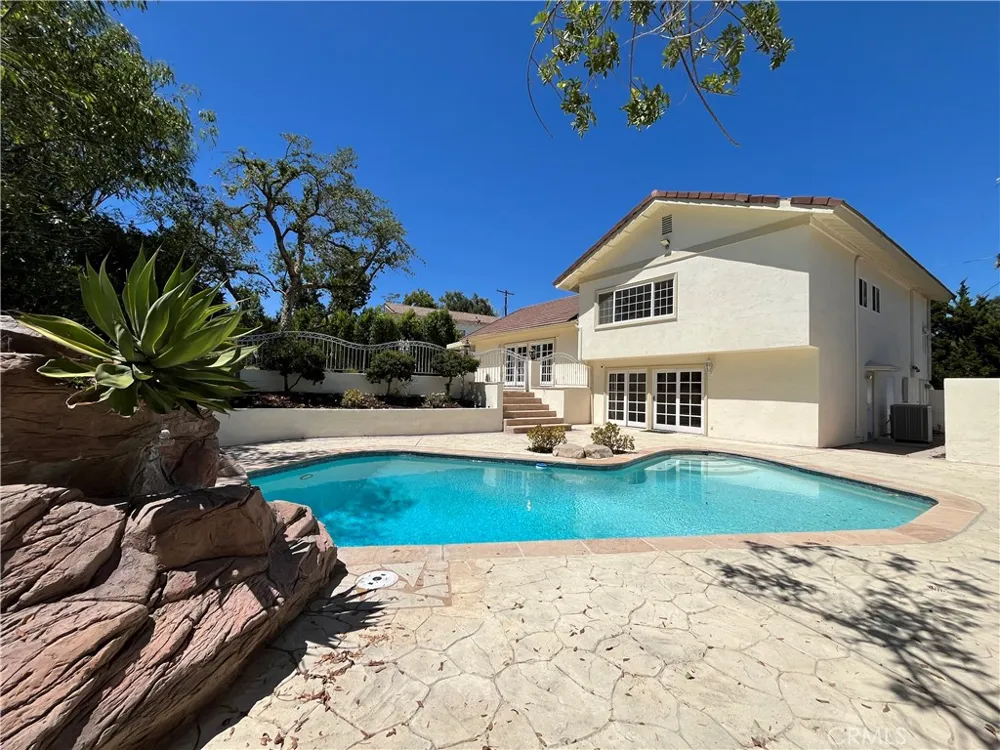 4527 Stark Woodland Hills, CA 91364