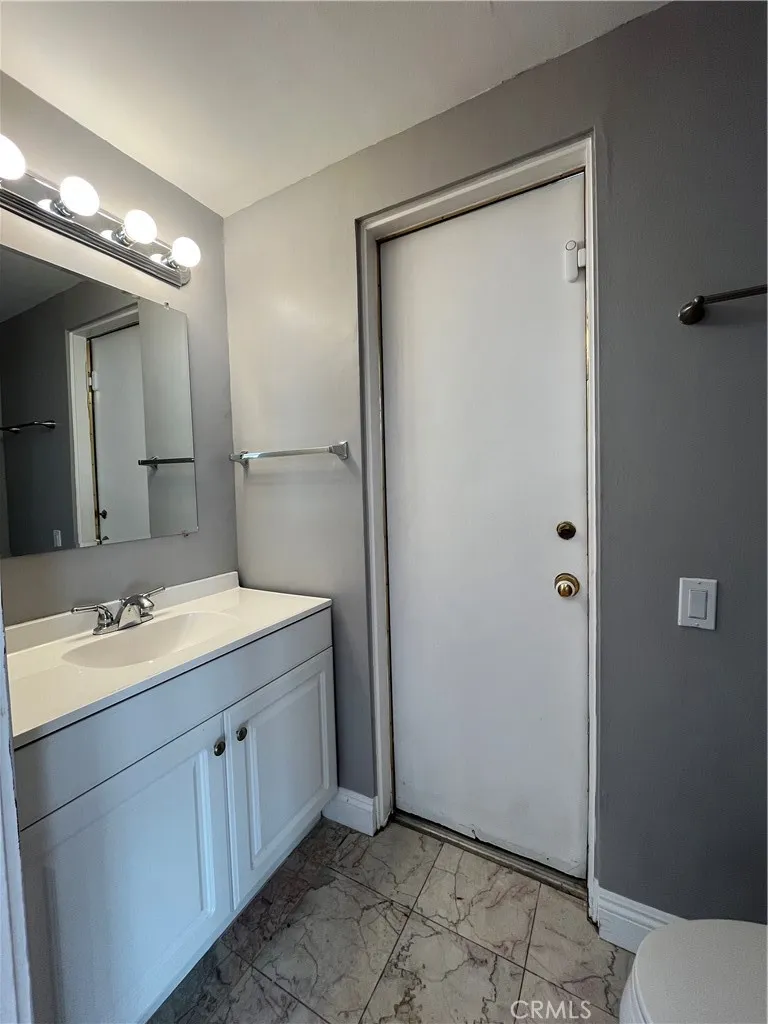 4527 Stark Woodland Hills, CA 91364