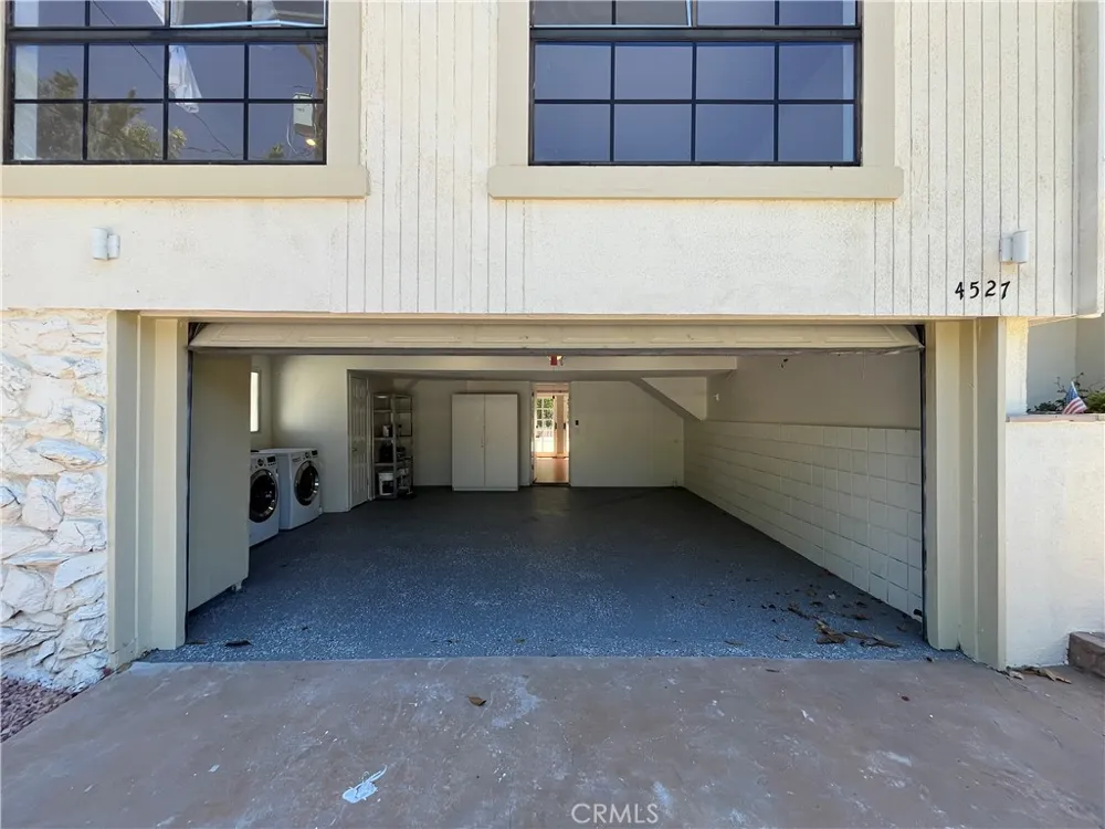 4527 Stark Woodland Hills, CA 91364