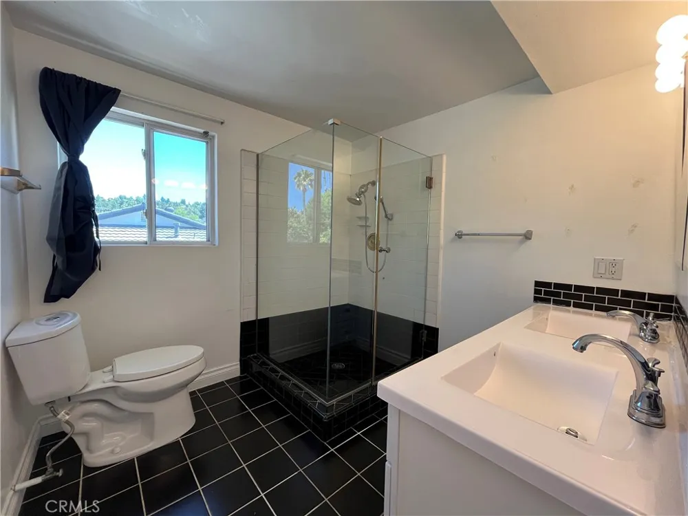 4527 Stark Woodland Hills, CA 91364