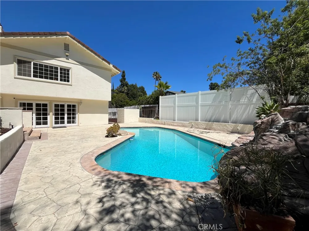 4527 Stark Woodland Hills, CA 91364