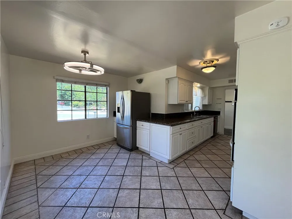 4527 Stark Woodland Hills, CA 91364
