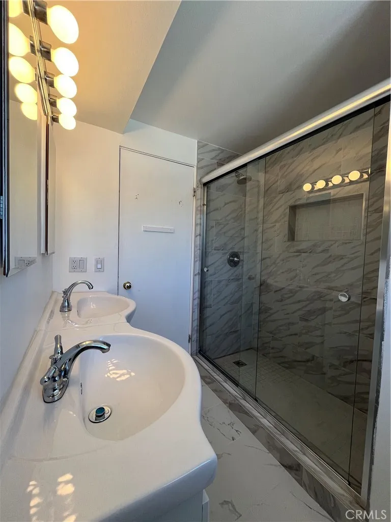 4527 Stark Woodland Hills, CA 91364