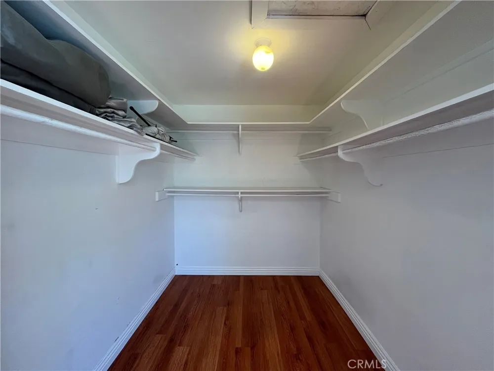 4527 Stark Woodland Hills, CA 91364