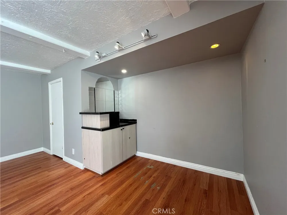4527 Stark Woodland Hills, CA 91364