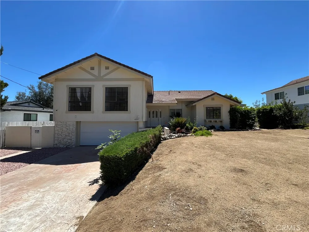 4527 Stark Woodland Hills, CA 91364