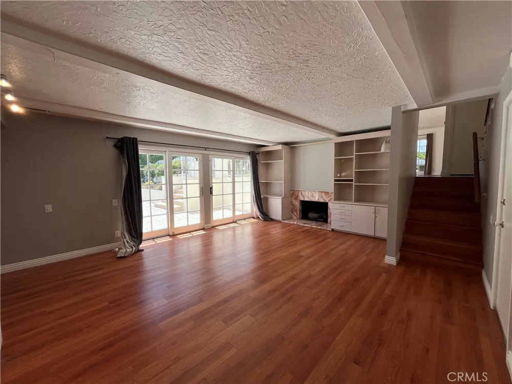 4527 Stark Woodland Hills, CA 91364