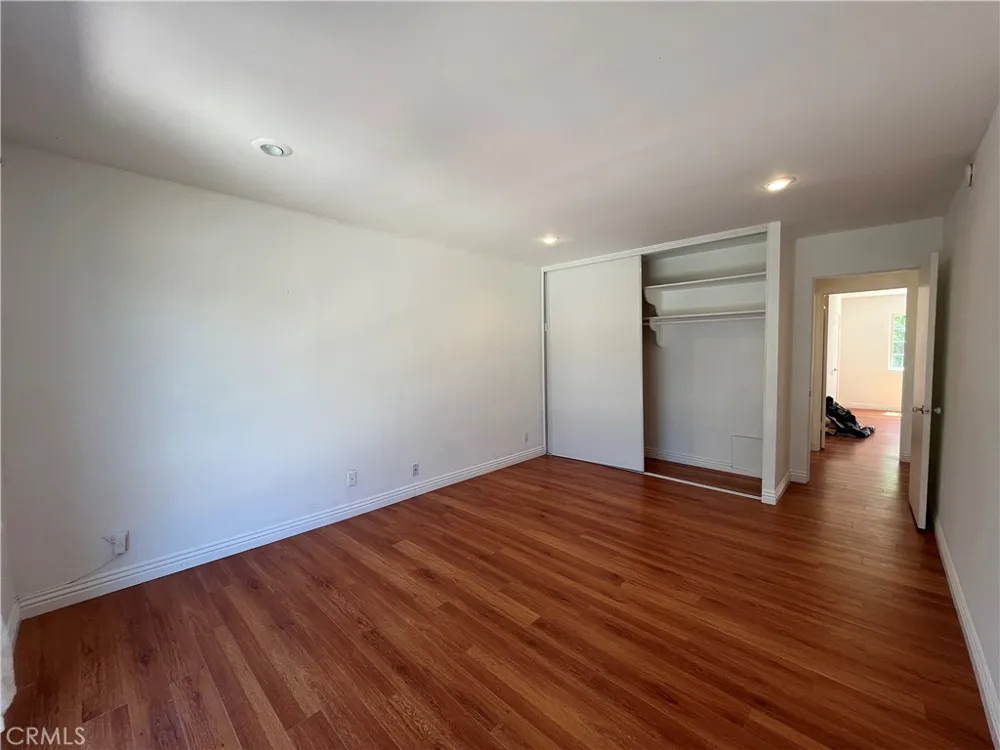 4527 Stark Woodland Hills, CA 91364