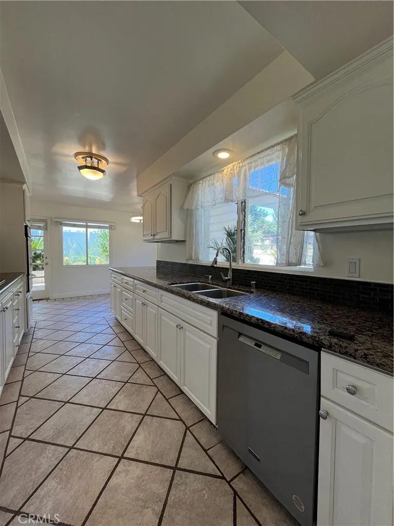 4527 Stark Woodland Hills, CA 91364