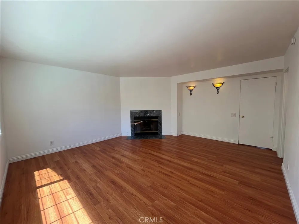4527 Stark Woodland Hills, CA 91364