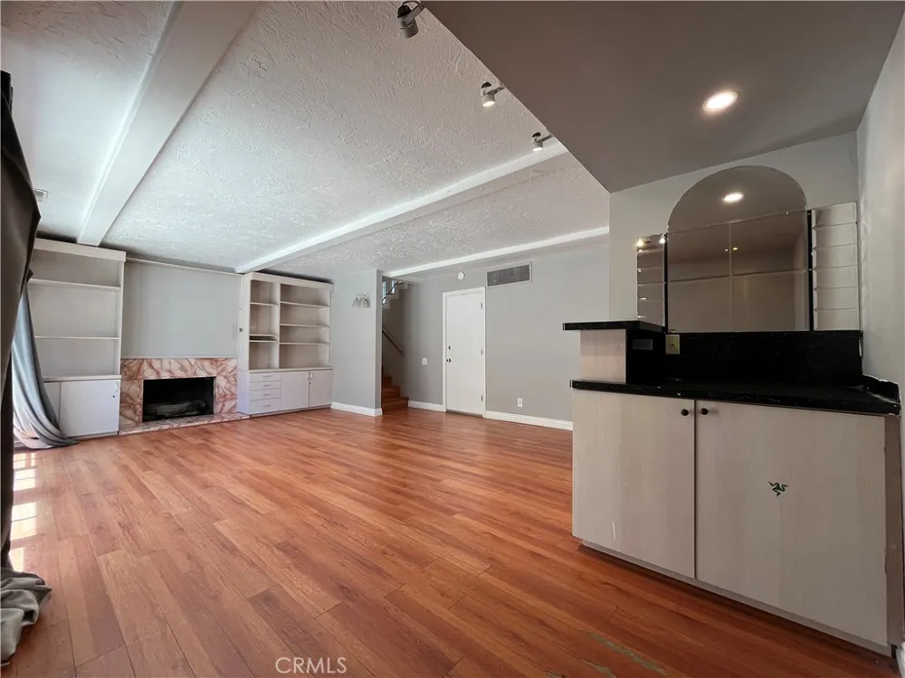 4527 Stark Woodland Hills, CA 91364