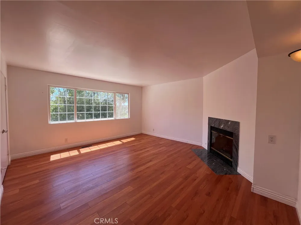 4527 Stark Woodland Hills, CA 91364