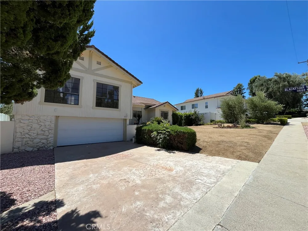 4527 Stark Woodland Hills, CA 91364