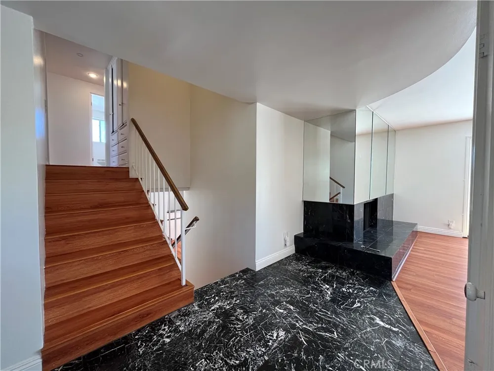 4527 Stark Woodland Hills, CA 91364