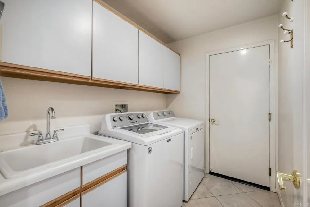 3106 Corte Nina Carlsbad, CA 92009