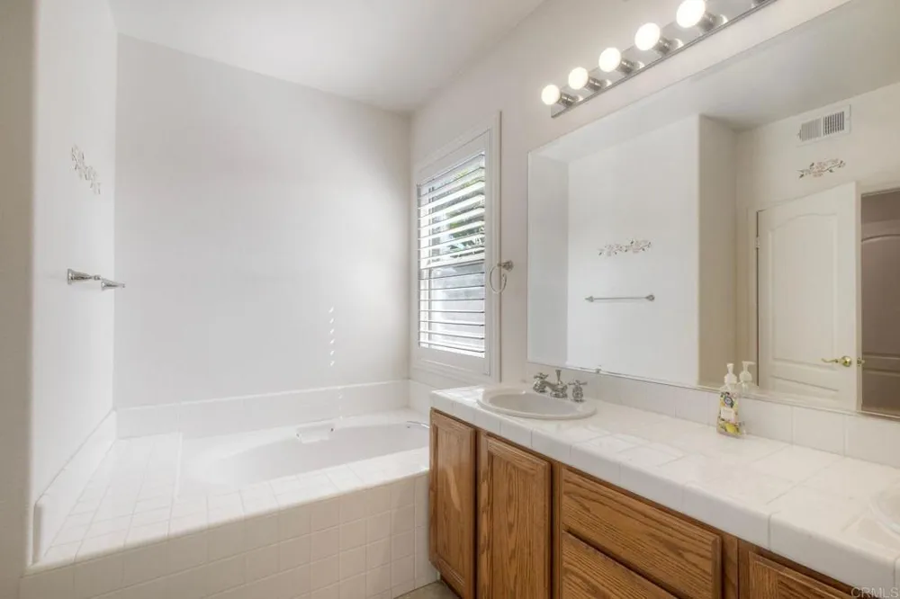 3106 Corte Nina Carlsbad, CA 92009
