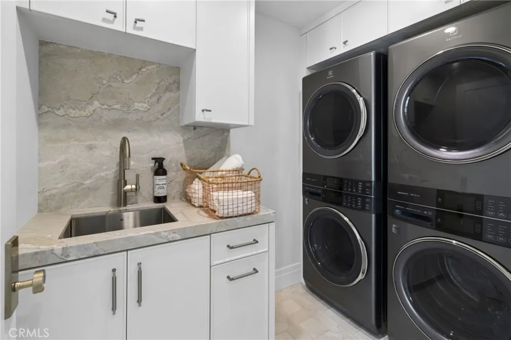 113 Grand Canal Newport Beach, CA 92662