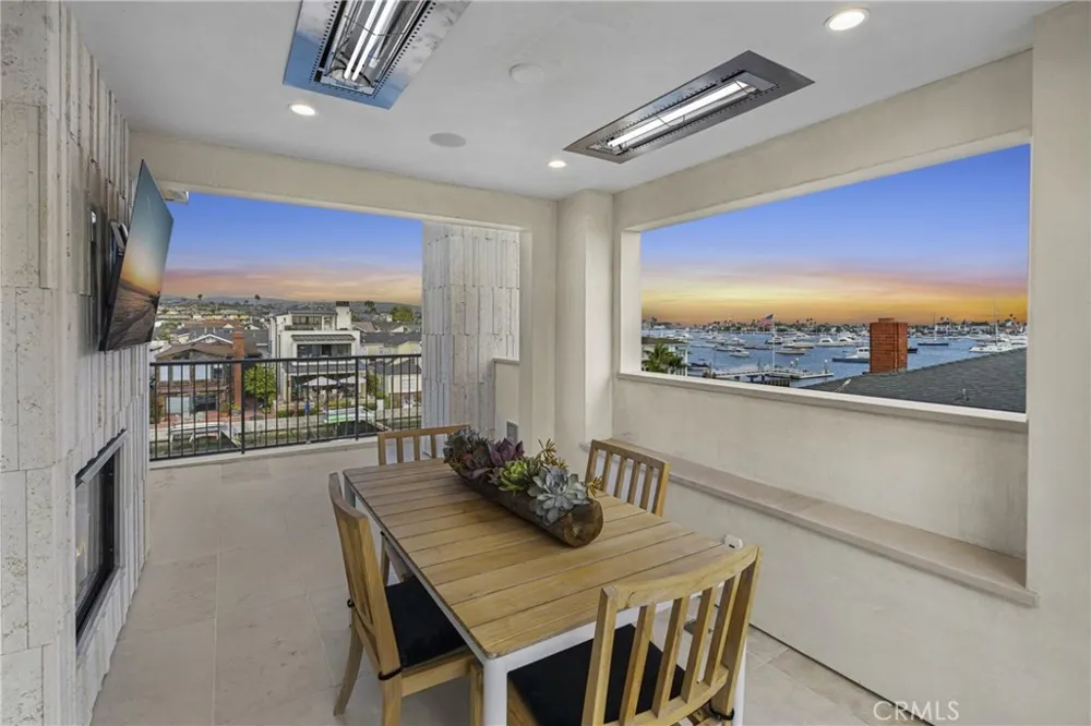 113 Grand Canal Newport Beach, CA 92662
