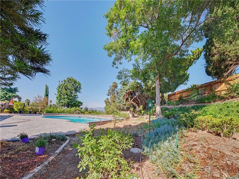 5604 Mason Avenue Woodland Hills, CA 91367
