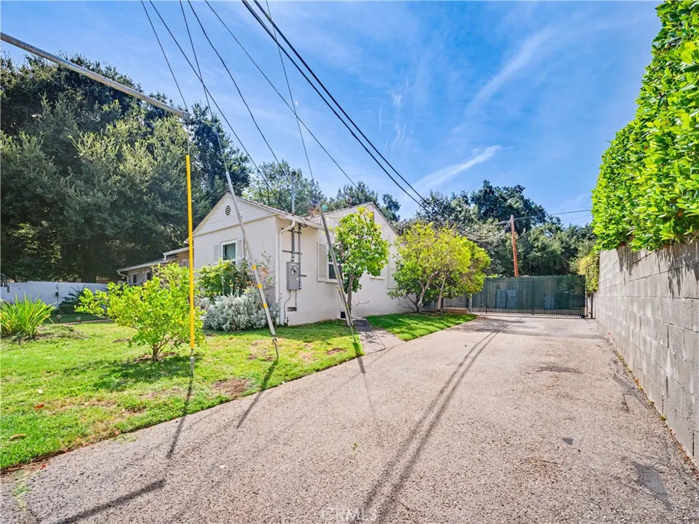 22968 Humming Bird Calabasas, CA 91302