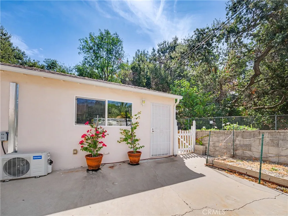22968 Humming Bird Calabasas, CA 91302