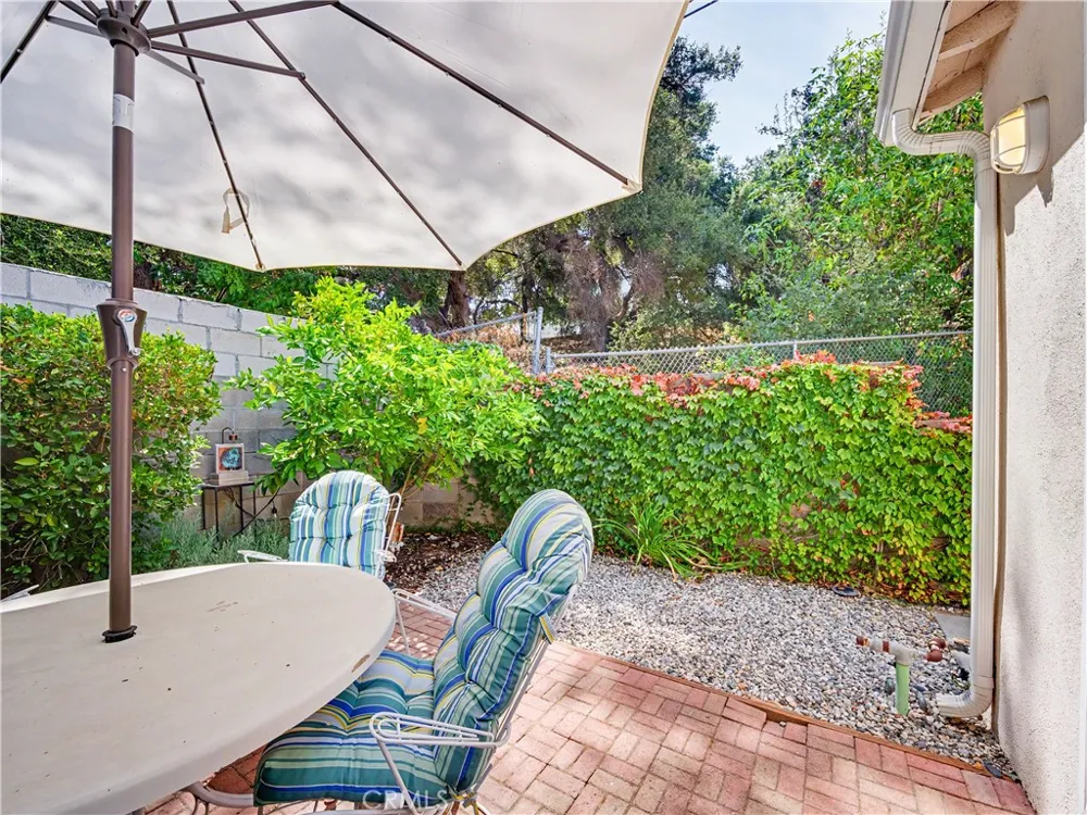 22968 Humming Bird Calabasas, CA 91302