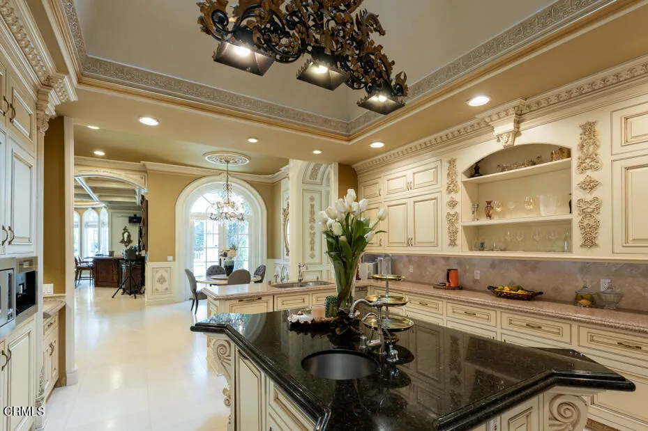 567 Meadow Grove Street La Canada Flintridge, CA 91011