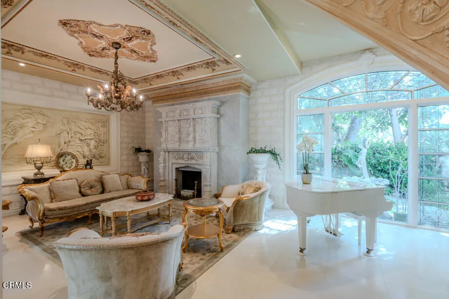 567 Meadow Grove Street La Canada Flintridge, CA 91011