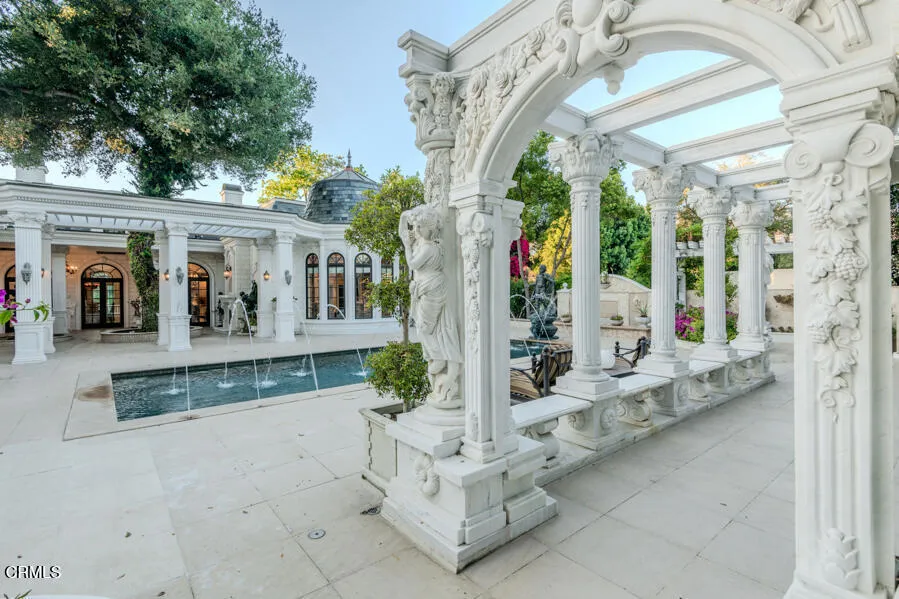 567 Meadow Grove Street La Canada Flintridge, CA 91011