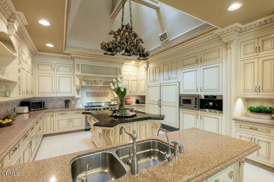 567 Meadow Grove Street La Canada Flintridge, CA 91011