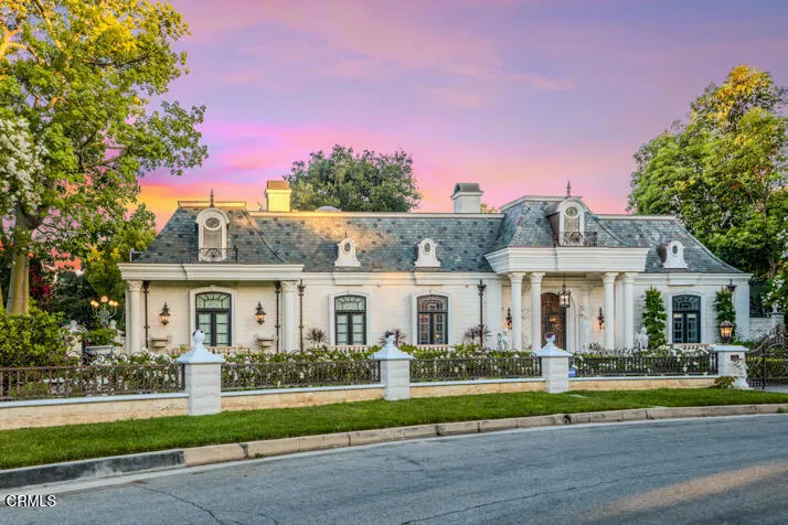 567 Meadow Grove Street La Canada Flintridge, CA 91011