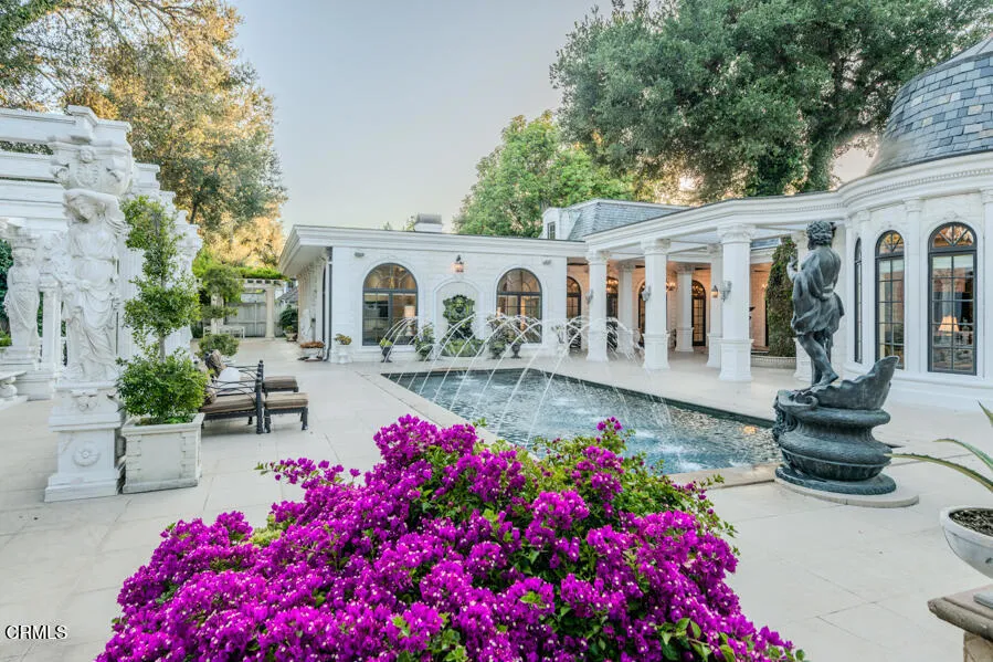 567 Meadow Grove Street La Canada Flintridge, CA 91011