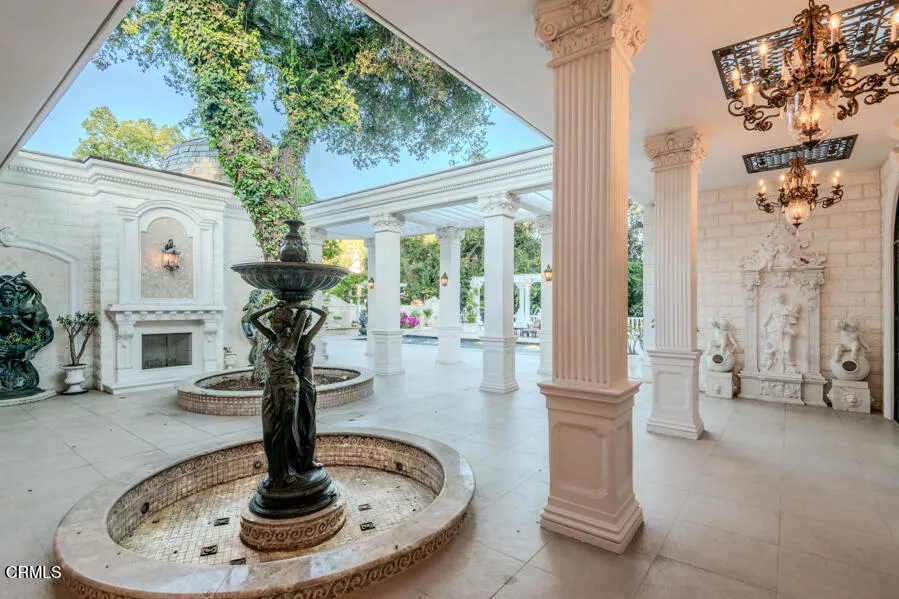 567 Meadow Grove Street La Canada Flintridge, CA 91011
