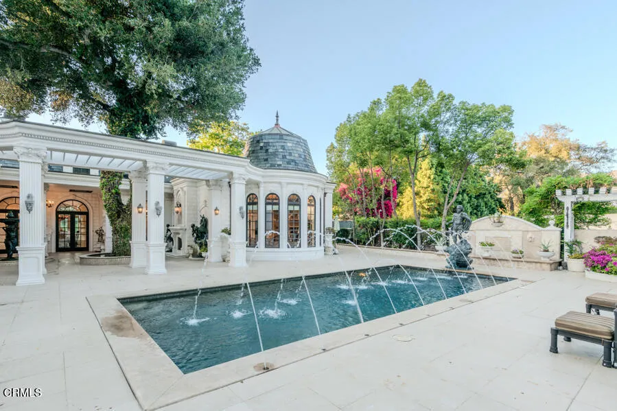 567 Meadow Grove Street La Canada Flintridge, CA 91011