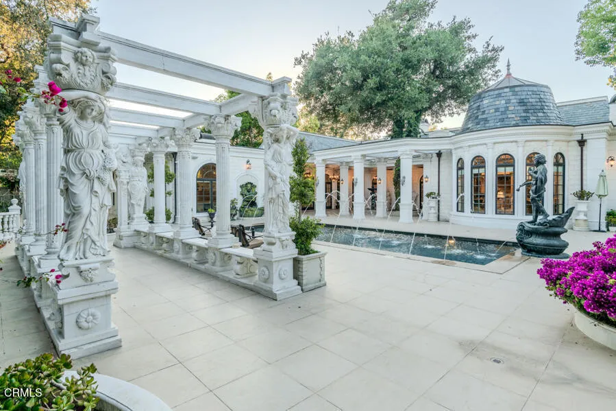 567 Meadow Grove Street La Canada Flintridge, CA 91011