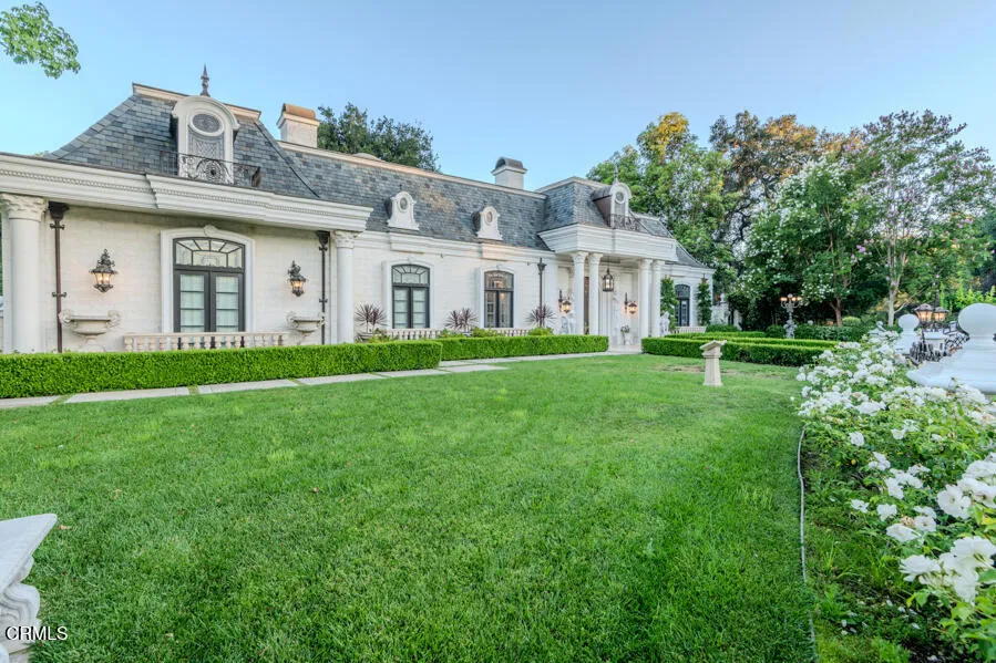567 Meadow Grove Street La Canada Flintridge, CA 91011
