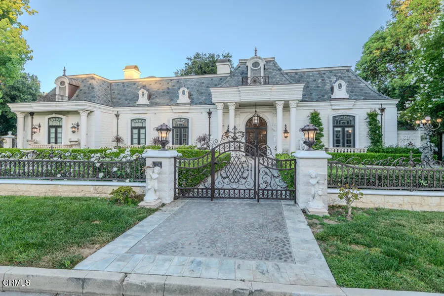 567 Meadow Grove Street La Canada Flintridge, CA 91011